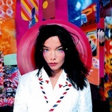 <p><br /><span>Chalayan trabajó para la cantante islandesa <strong>Björk</strong> en el diseño de la imagen de su segundo álbum <strong>POST</strong>, editado en 1995. </span></p>