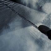 <p>Película sobre <strong>Phlippe petite </strong>" <em>man on wire</em>" ( 2008 ) dirigida por James Marsh, basada en el libro " <em>to reach the clouds</em>" sobre la hazaña de Petit dando un paseo entre las <strong>torres gemelas</strong> en 1974.</p>